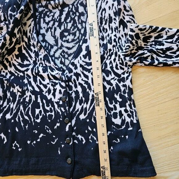 St. John Collection Cardigan Vneck Buttons Black & White Animal Print No Label - Picture 7 of 9
